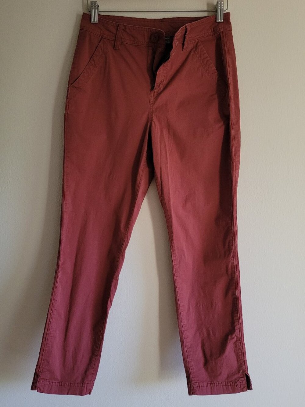 Eddie Bauer Women's Cropped Chino With Back Pockets & Side Slit Size 4 Red
